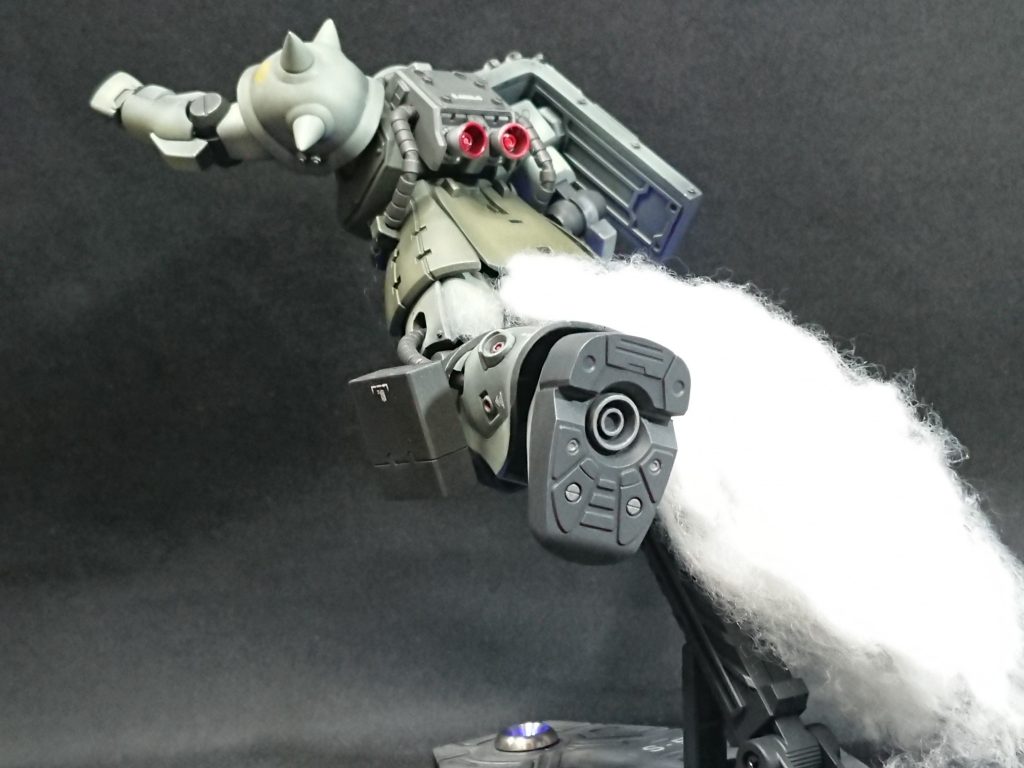 綿で勢いよく飛行しているよう演出しました。