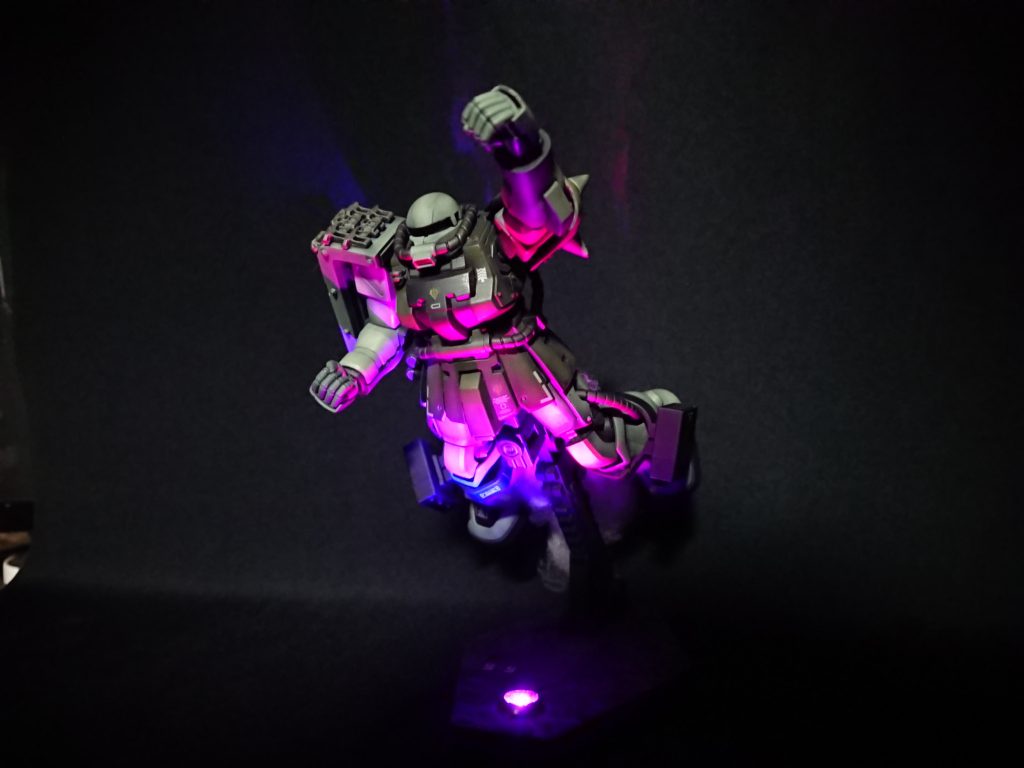 アクションベースに7色変化するＬＥＤを仕込み飛行姿勢を強調しました。