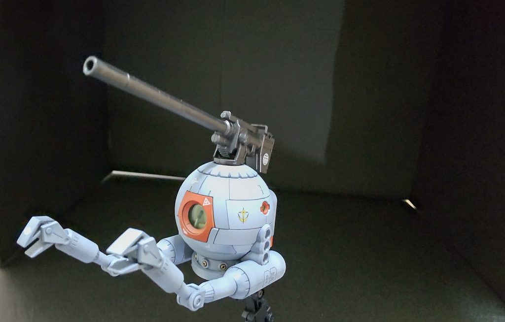 塗装は黒立ち上げの少しグラデーションが残るようにぬってみたのですが、パーツ毎のグラデがバラバラになりました(´;ω;`)合わせ目けしも、スジボリもしていませんが、適度にモールドがあり、組んだだけで非常に出来栄えが良く満足しています。