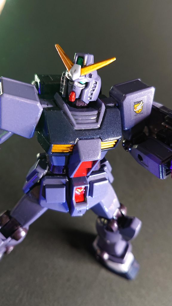 赤鉄色やシルバーが混ざった塗料を使用しているので粒子感が出ていると思います。