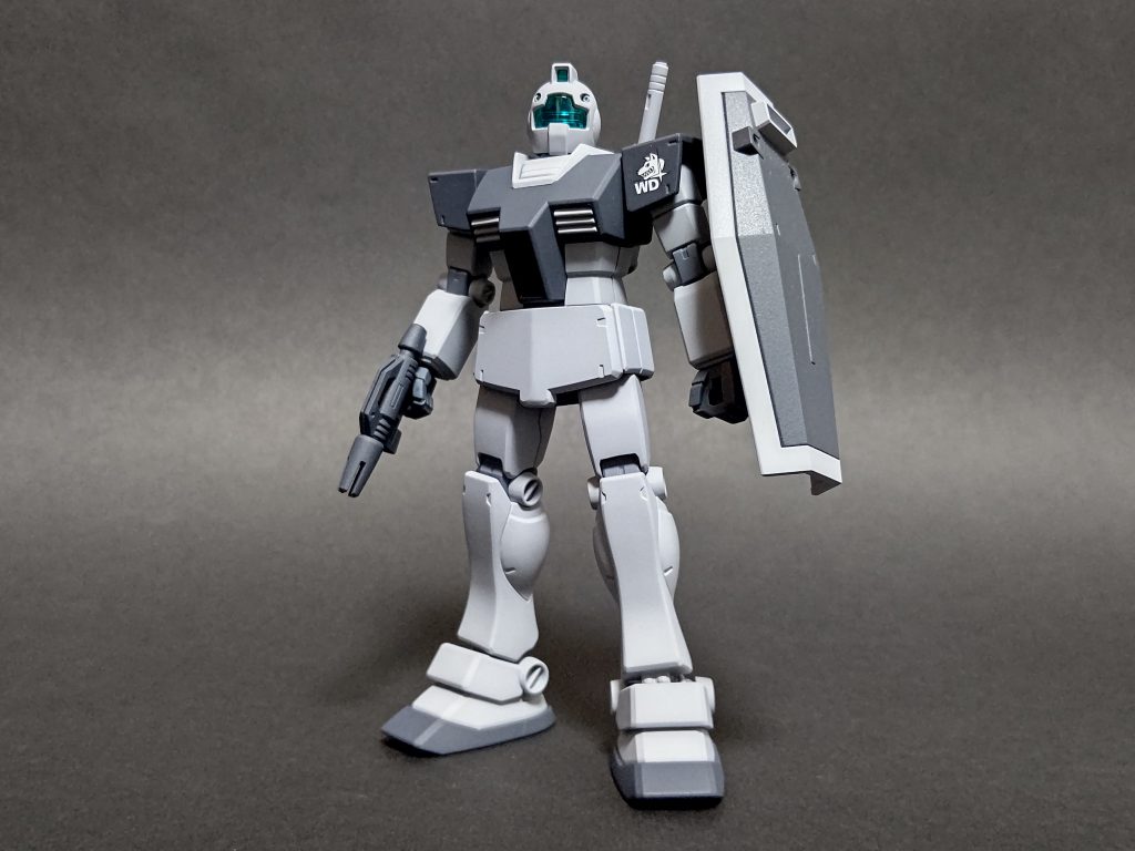 スプレーガンとシールド。シールドは連邦の十字マークがないイメージだったのでパワードジムのシールドを拝借。