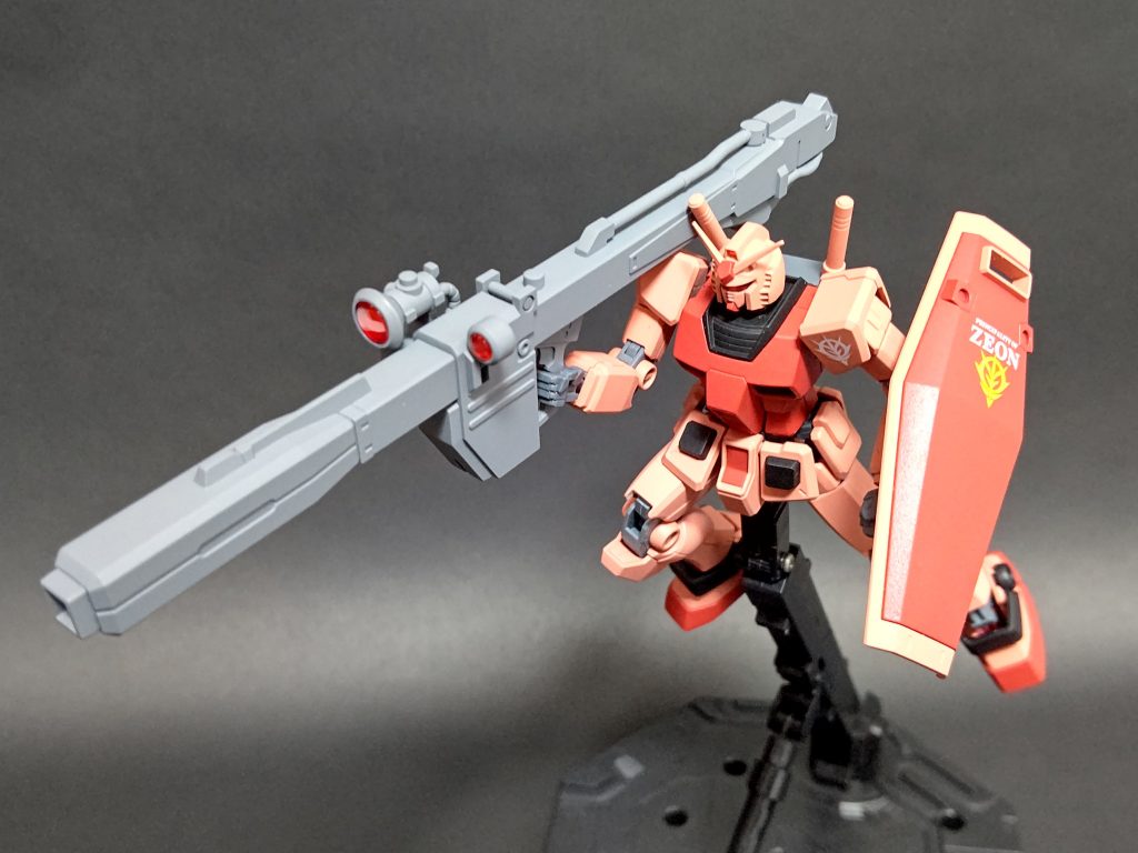 ROBOT魂のようにHGUCリックドムのビームバズーカを持たせて。ビームバズーカはグリップ部分が太いので、もたせるにはガンダムの手首を少し削る必要があります。