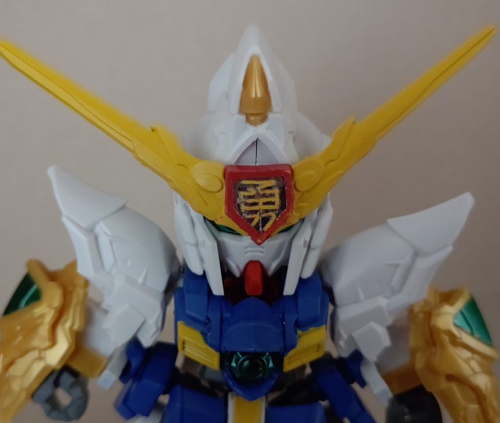 エアブラシシステムを買ったので、人生初のマスキング塗装に挑戦。左右のパーツの合わせ目に塗料が入ってしまい、何か汚い感じに。