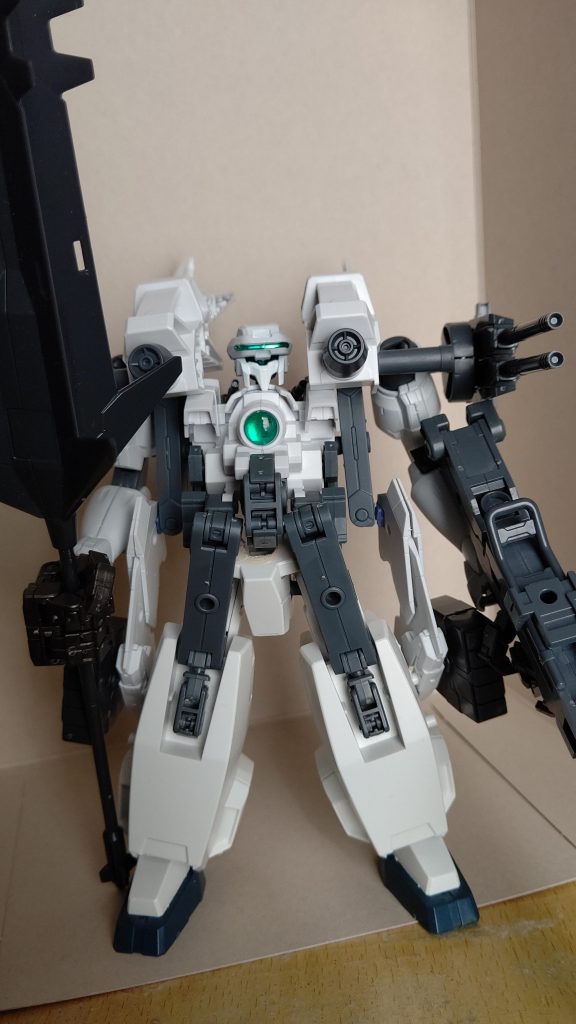 武装は、超大型メイス、大型ビームバズーカ、大型2連装砲×2、ミサイルポッド×2、肩部パルスビームキャノン×2、首部単装砲×2。分厚い装甲とGNフィールドで身を守り、ビームと実体弾を織り交ぜた射撃で敵を追い詰める機動要塞。足はセラヴィー、胴は30MMの一輪バイク、頭は30MMのヘッドセット、腕はなんかの機体の足パーツ、肩はフェニーチェの一輪バイク。それらをアームアームズで接続し、後に使用する隠し機能まで搭載した、ジャンクパーツの塊ではあるが割とキレイに纏まった気がするお気に入り作。