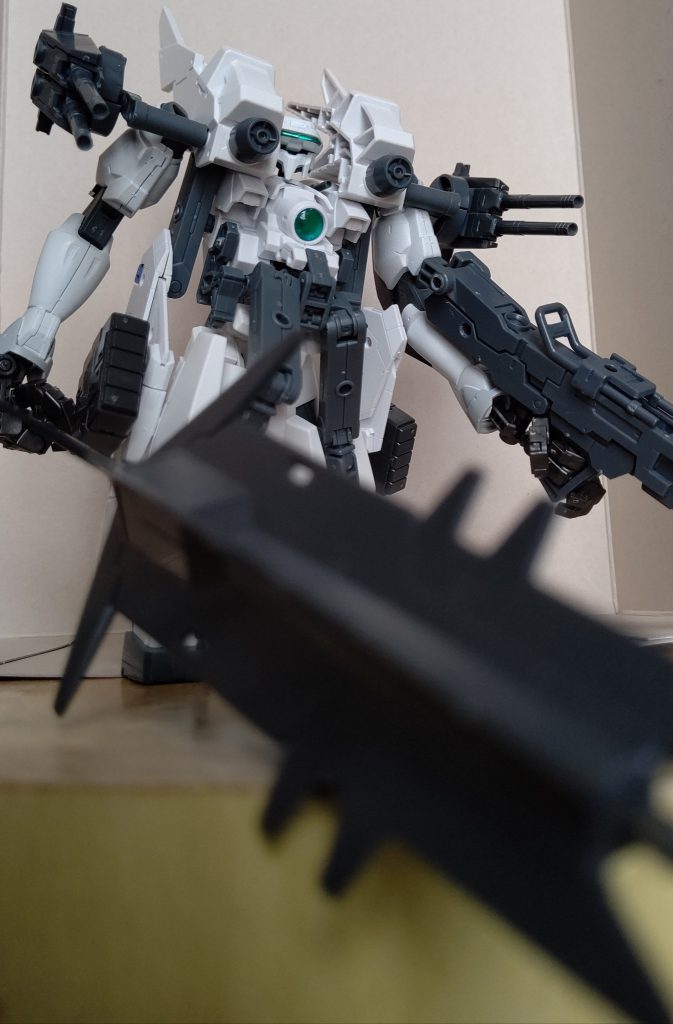 必殺技:グランドクラッシャー射撃で追い詰めた敵に、ブースターで一気に接近して渾身の一撃を叩き込む。その破壊力は、地面に巨大なクレーターが出来るほど。