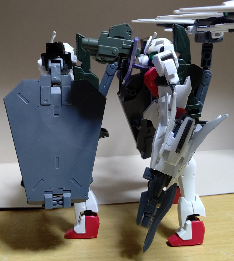 共通武装は、銃剣付き大口径ビームガンと、機体を覆い隠す程の大型シールド。隠し機能の都合上、姉妹で左右逆に装備している。