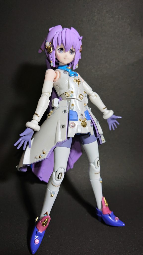 ネイルシール等でデコってメイクまで済ませた状態。あとはリボンやスカートなどの布系ドレスアップで完了です。