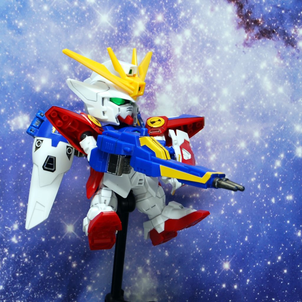 全然写ってないですが、翼や腰の青くする部分は内側まで全部塗ってからシールを貼る、というやや無駄な作業をやりましたが、自己満足度は高まったのでこれで良しです。他は手やバーニア、翼の内側のメカ部分をガンメタリックで染めています。ツインバスターライフルの指定色は本来グレーですが、濃い青のプラに負けずに塗装できなさそうだったのと、青地に黄色のシールが映えててこれはこれでいいかなと思い、先端を塗っただけで後はスミ入れのみで仕上げました。