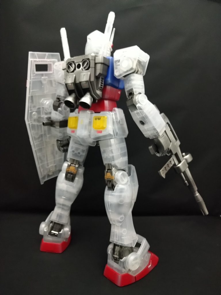 リア。シールド裏側は赤色が透けて見えないようにしてあります。