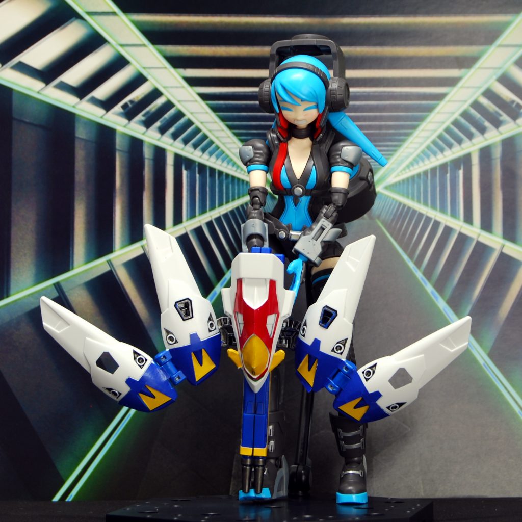 SDEXシリーズの売りであるオリジナル武器機構ですが、大きさやデザイン的にも下手にHGのガンプラに持たせるよりも似合うとは思ったのですが、なにぶん重くて関節が負けます(泣)。