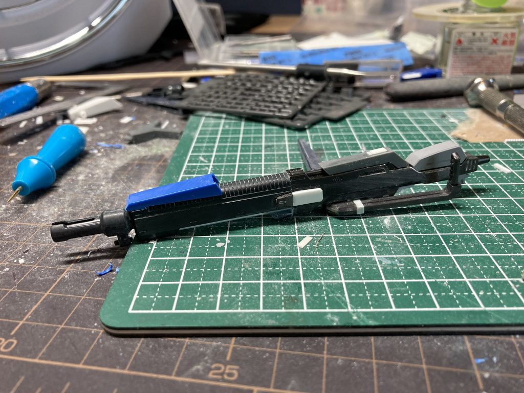 一番最後に作ったパーツはビームライフル。かなり悩んだけども、ＳガンダムとゼクアインとＺを合わせることで解決。藤田版に特徴的な横に伸びるスタビライザー？はＺのバーニアスタビレーターから。あとはＺⅡもミックス。Ｆ９０Ｌのサブグリップを発掘したので装着。