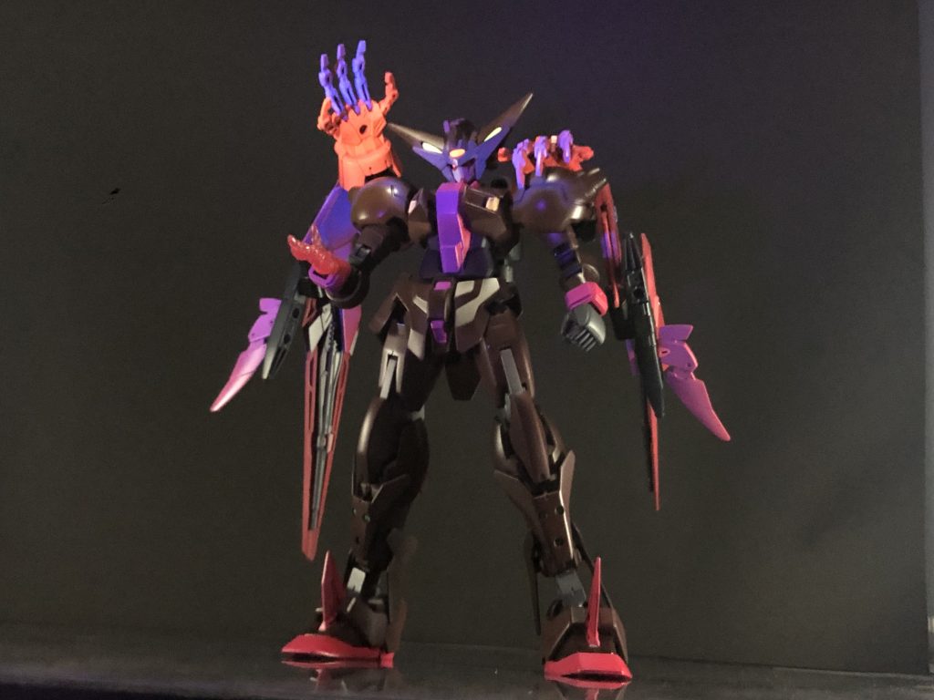 因みにブラックライトで発光します。全体が発光すると生き物感が出るかなぁと思いやってみました。あとは基本色茶色なのは、当時赤紫とかマスターの色合い通りで作ろうと思ったんですけど、無難なものは作りたくないなと思いリスペクト出しつつ個性を出すために、青紫ではなく赤紫寄りの茶色で塗ってみました。外装の赤と細かな黄色で一応まとまったかなぁとは思うんですが、どうですかね?