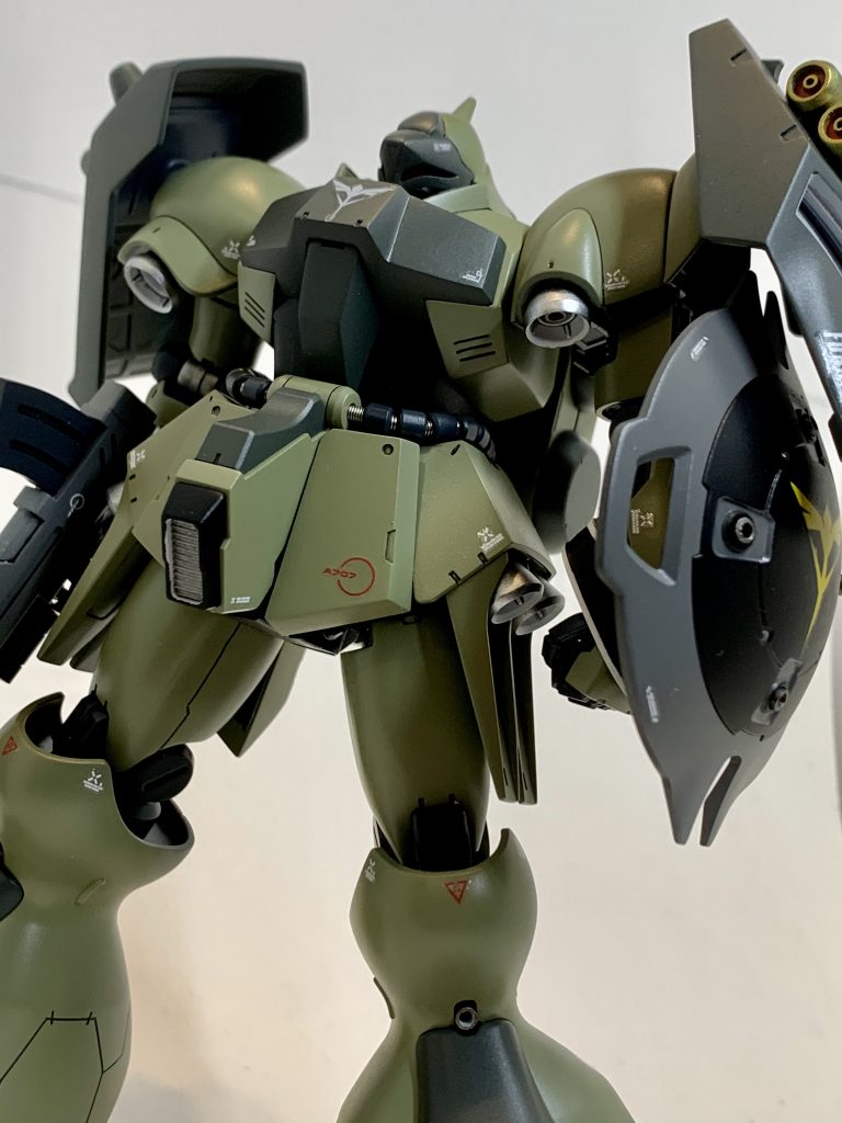 腰の中央のふんどしは思いっきり前に突き出してます。スカート周りはまシャープに加工しています。