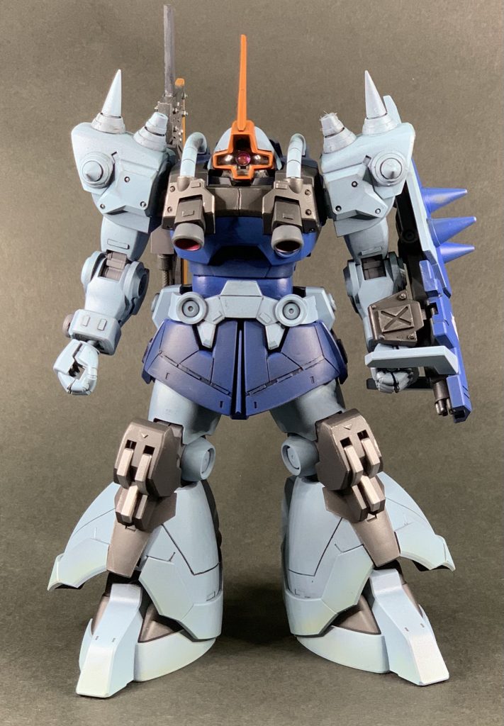 ドムR35をベースにしてますが、元キットの出来が素晴らしいんでディテールアップやスジボリくらいで大きな改造はしていません。グフ乗りの駆るドムって事で胴体を6mm延長してグフっぽいスタイルに近づけてます。