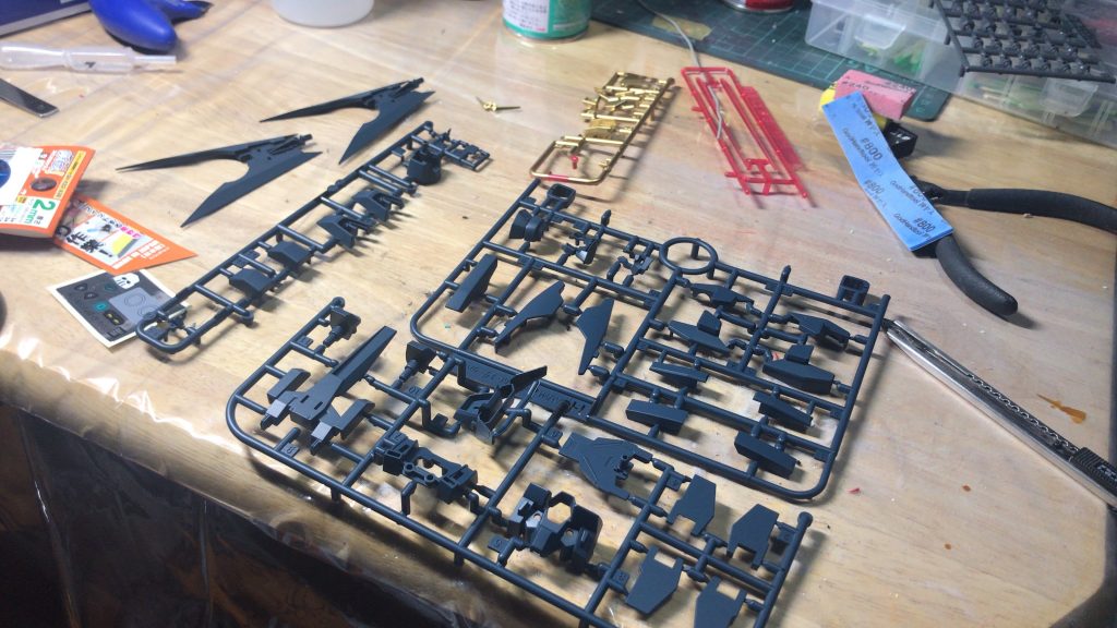 ランナーごと塗装さらにそのまま部分塗装やデカール貼りを行い大幅な製作時間短縮を図ります。