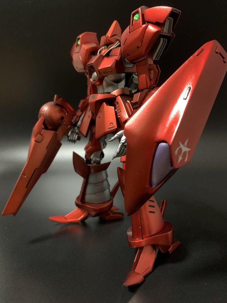 赤のようなオレンジのような色の再現にいつも迷うのですが、今回は下地にゴールド、その上からクリアレッドというキャンディ塗装にしてみました。ぱっと見メタリックレッドですが、光の当たり方によってメタリックオレンジに見えます。シールドの謎ハンブラビマークは手書きで再現しました。