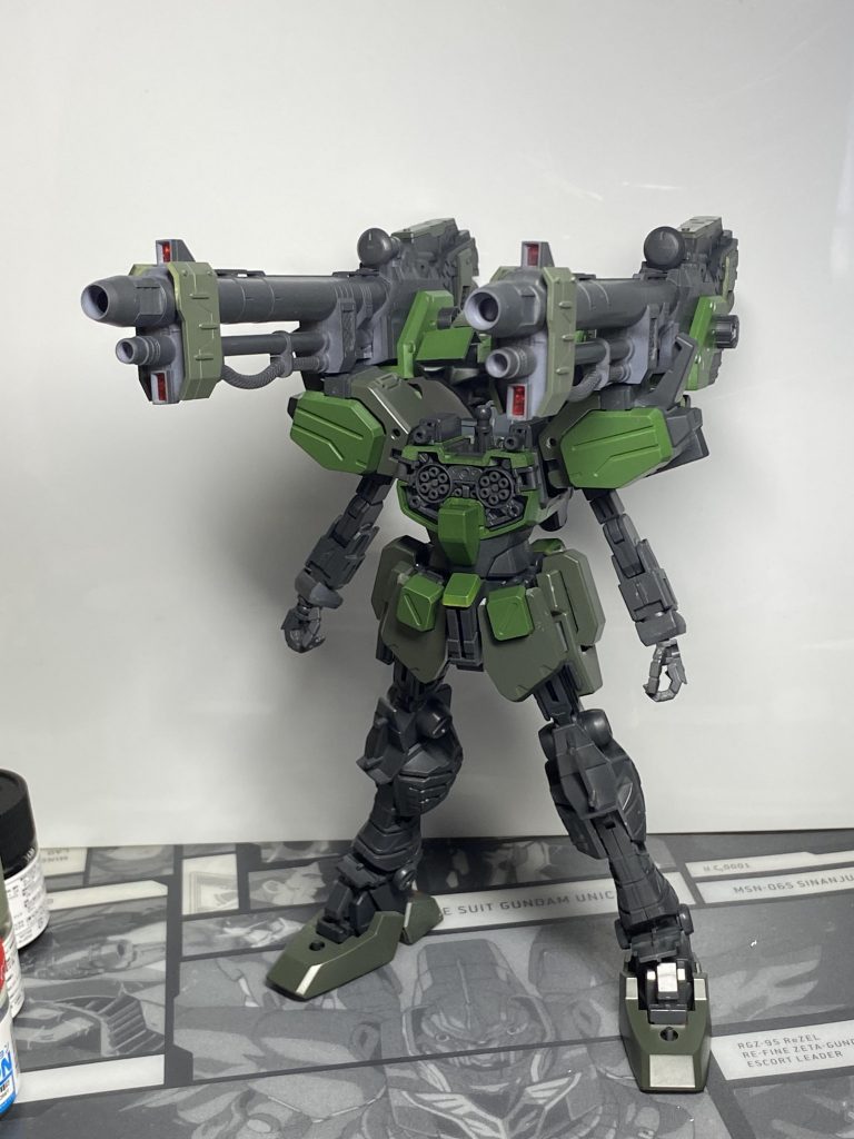 ダークグリーンで塗装した部位をフレームに組んだ状態です