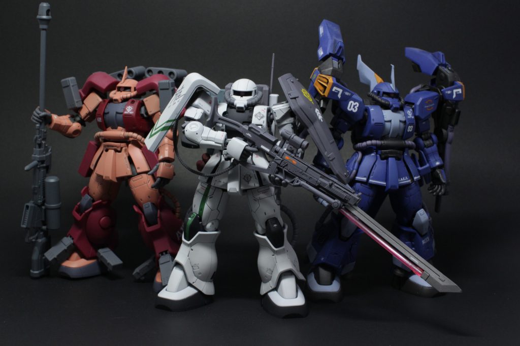 過去制作したオリジンザクたちと。めちゃくちゃ大好きなキットなので何度作っても楽しいし、実際どれもお気に入りの作品です。腕と足の合わせ目は次回の課題ですね〜。