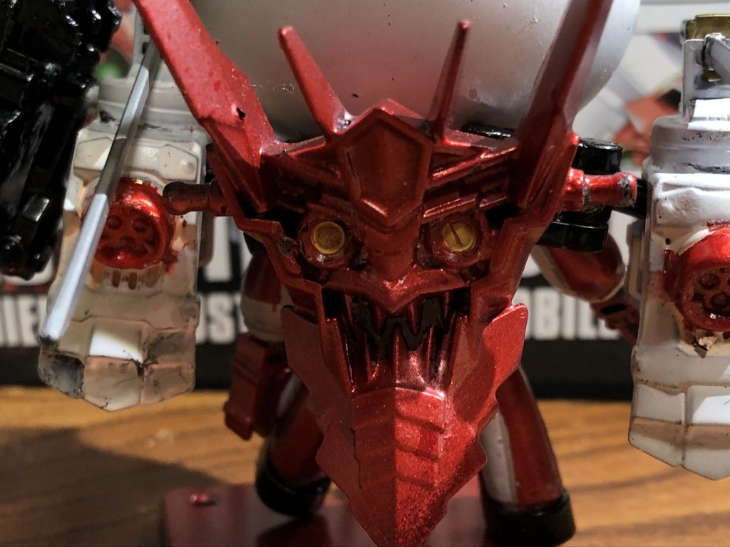 鬼の盾はシルバーで塗装してから目?バーニア?の所だけガンダムマーカーを塗り乾いたらマスキングテープ保護してメタルレッドで吹きました口のところはガンダムマーカーで塗るの難しかったのでマッキーの極細で塗りました