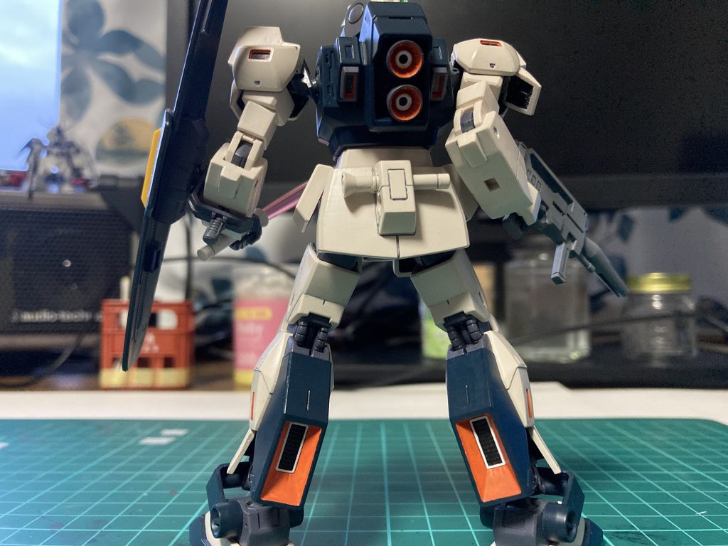 この直前に作ったのが大型のサザビーだったので、今の僕ならこの規模のHGなら楽勝だと作り始めましたが…すぐに細かい塗りわけや合わせ目消しが必要である事を悟り、想定より10倍厄介な製作となりました。