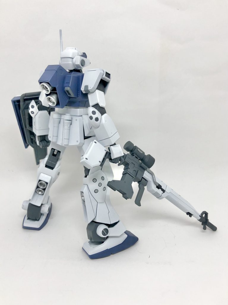 後ろからです。頭部右側面のバルカンユニットはプラ板でスクラッチしたものになります。ランドセルのスラスター部分はキットのままだと基部と一体化されててしょぼかったので、上からさらにスラスターをポン付けしてあります。