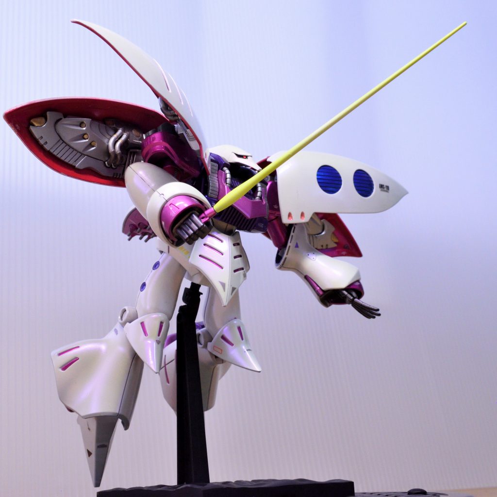 白の装甲部分には、クリスタルパープルという、パールホワイトのパープル版みたいな塗料を塗ってあります。光沢が紫になるという不思議な塗料で、かなり気に入っています。