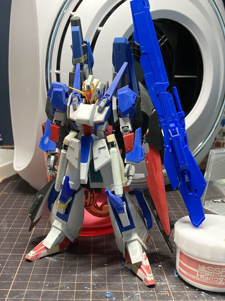 塗装直前くらい。自立が非常に難しい。顔はRGのZに変更。フロントアーマーはライトニングZから。隙間が股間との間にあるが、雰囲気がよかった。このあと肩には藤田版を参考にしてスリットが入る。