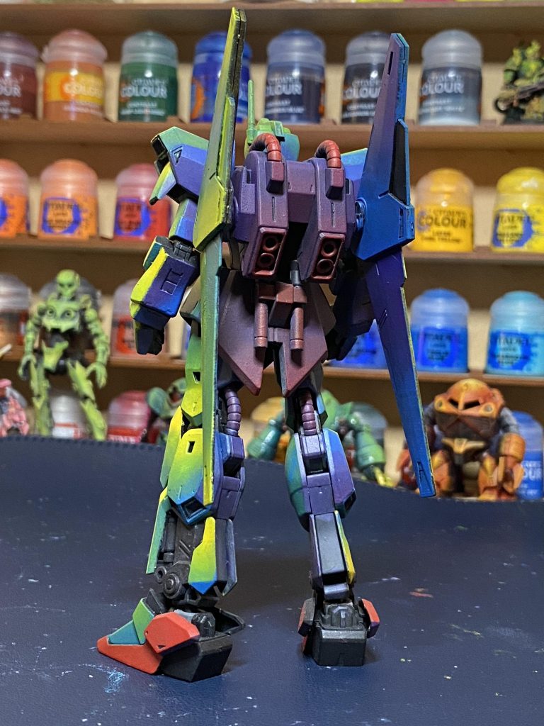 関係ない色を入れるのが好きなので背面や影になる部分は紫と青でグラデーションをかけてます