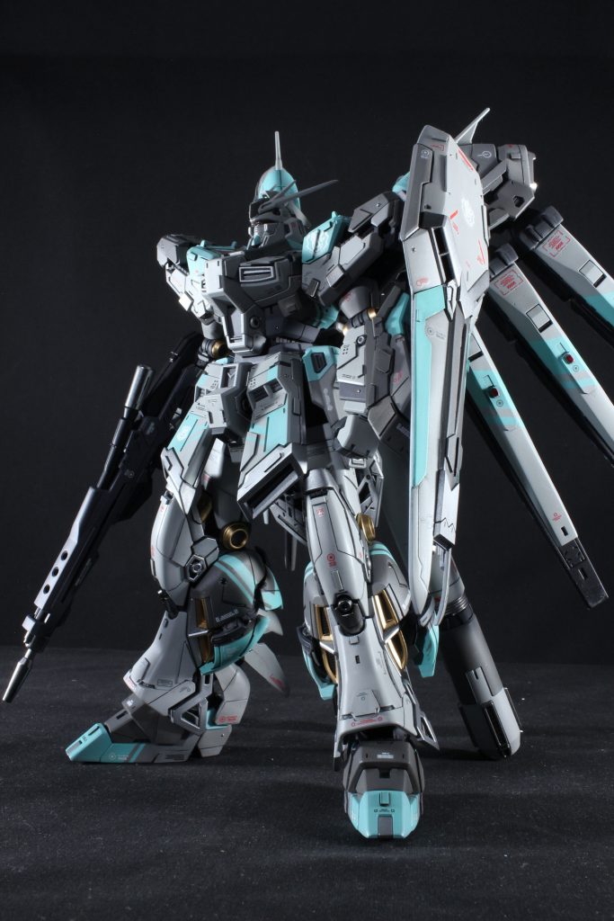 ファンネル裏以外全てシルバーサフで下地、立ち上げにならない程度、ベタ塗りにならない程度に薄く塗装しました。スジボリは苦手でしたが、プラ板プレイを繰り返す過程で絵柄が浮かんでくるようになりちょっとずつ増やしてます😅