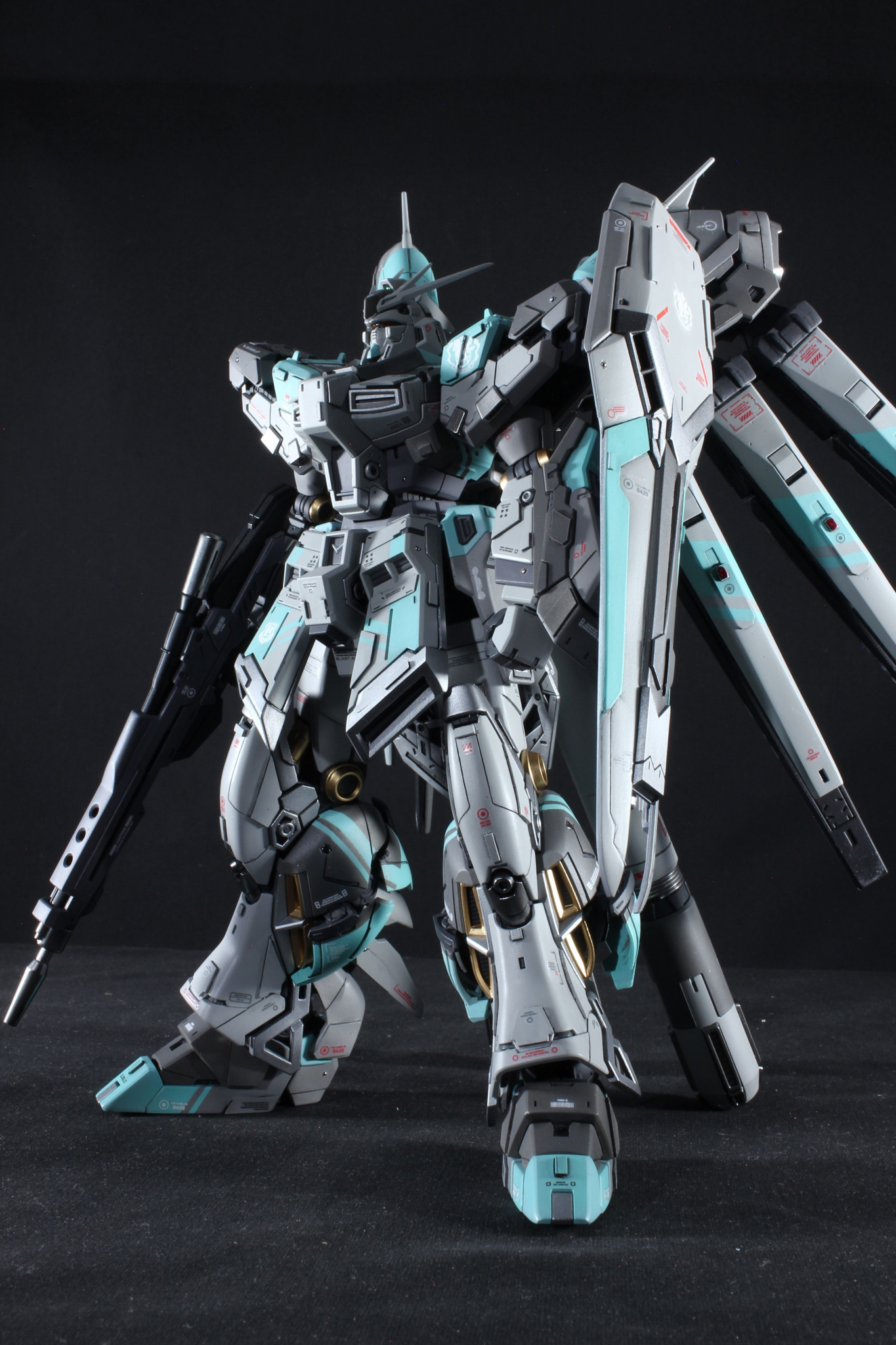 RG 1/144 RX-93-ν2 Hi-νガンダム 塗装済み完成品 ハイニューガンダム 