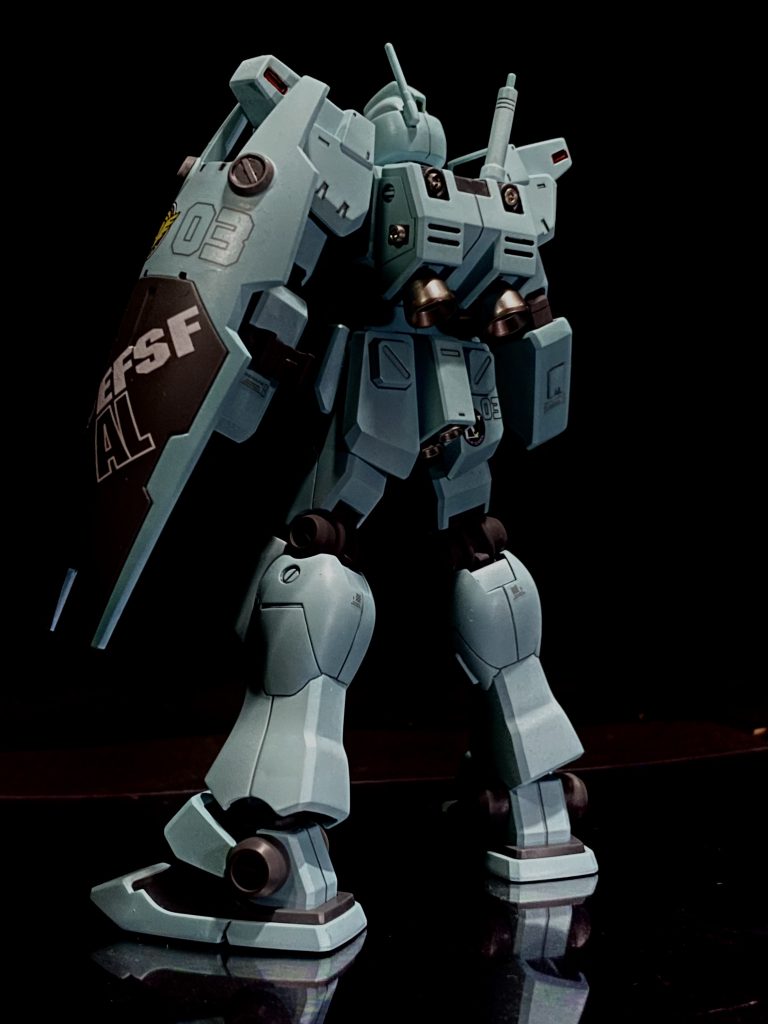 バックショット。シールドはド派手にアルビオンマーク、ケツには不死身の第4小隊エンブレムを付けてます。バックパックのアポジモーターはメタルパーツに置き換え。