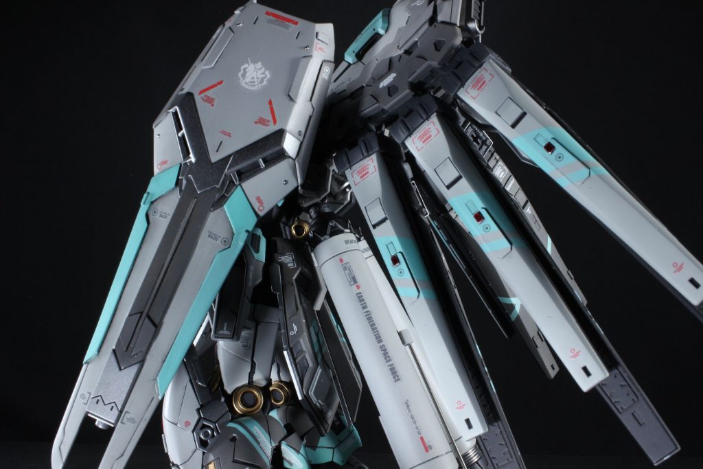 シールドとファンネルの色分けによる段差は接着後に瞬着パテにてフラットに。埋まりきらなかったトコもありますが、遠目だとわかんないから(๑˃̵ᴗ˂̵)و ヨシ! 後半発見したプラ板チップの汎用性におののきつつペタペタ( ∩ ˙꒳˙ )⊃オリャ