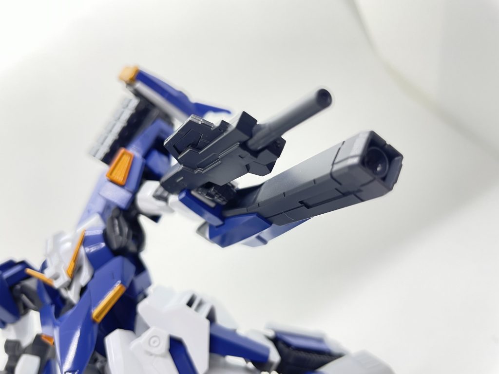 腕部固定のメガ粒子砲と、携行型のマシンガンを両腕に装備。