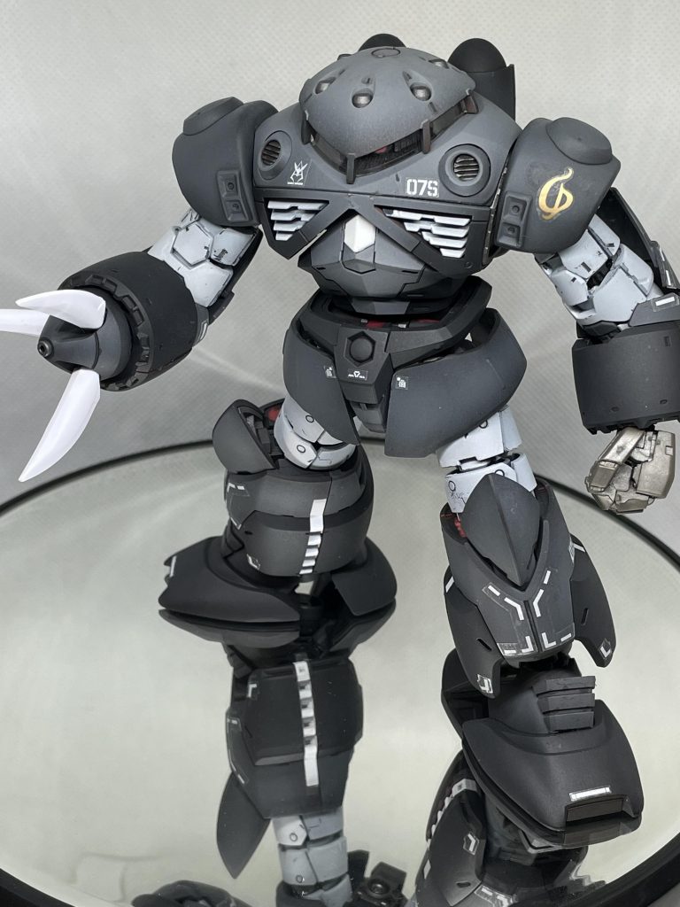 主な改修点としては足とスカートと肩パッドと腕のアーマーかな？元が同じ機体だから親和性も高め。本当は胴体部もEにしてRGズゴックEとかにしようとしていたけど技術が足りずに断念まあカラーリング合わせてりゃそれっぽく見えますよね