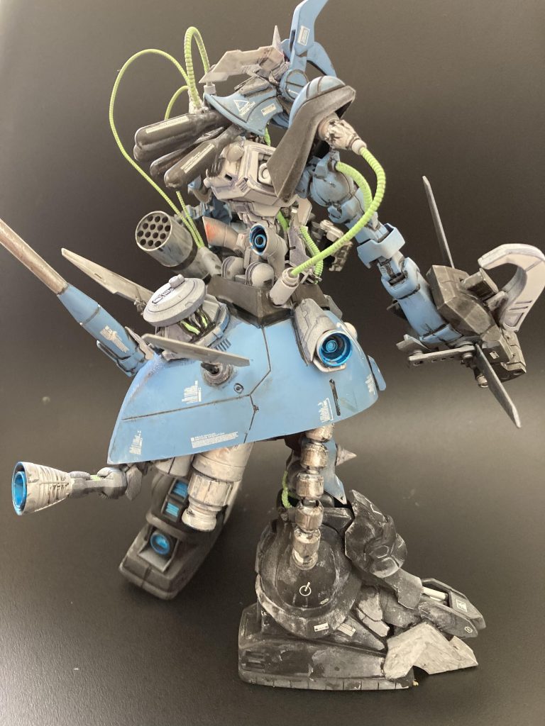 2サイクルエンジンの様な高回転型動力からは2本出しマフラーからパンパンとオイル煙を吐き出すイメージ。