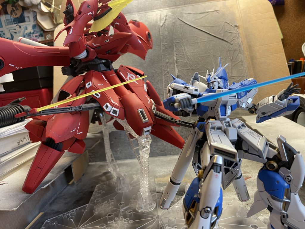 ナイチンゲールの隠し腕による奇襲シーン。この状況で機転を利かせて隠し腕を切断したアムロはやはり凄いです。