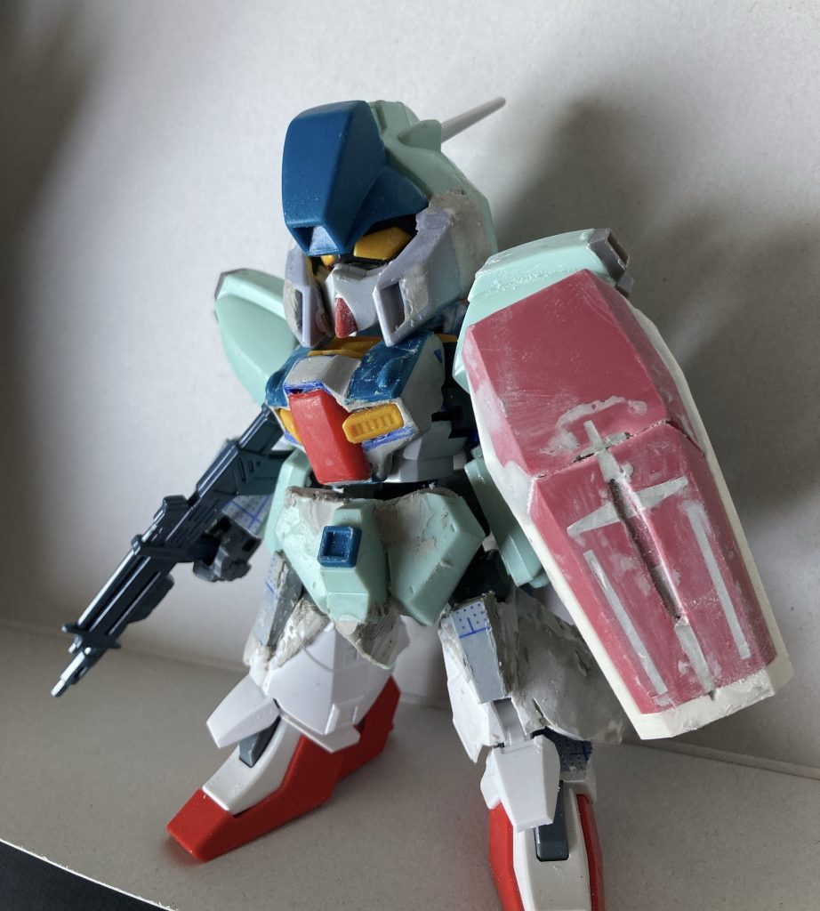 サフ前。頭はBB戦士リガズィとデュエルガンダムの頬、シスクードのフェイスを使っています。胸と脚の基部はSD CSゼータガンダム。他は旧キットリガズィを加工して使用。シールドはビヨンドグローバル。