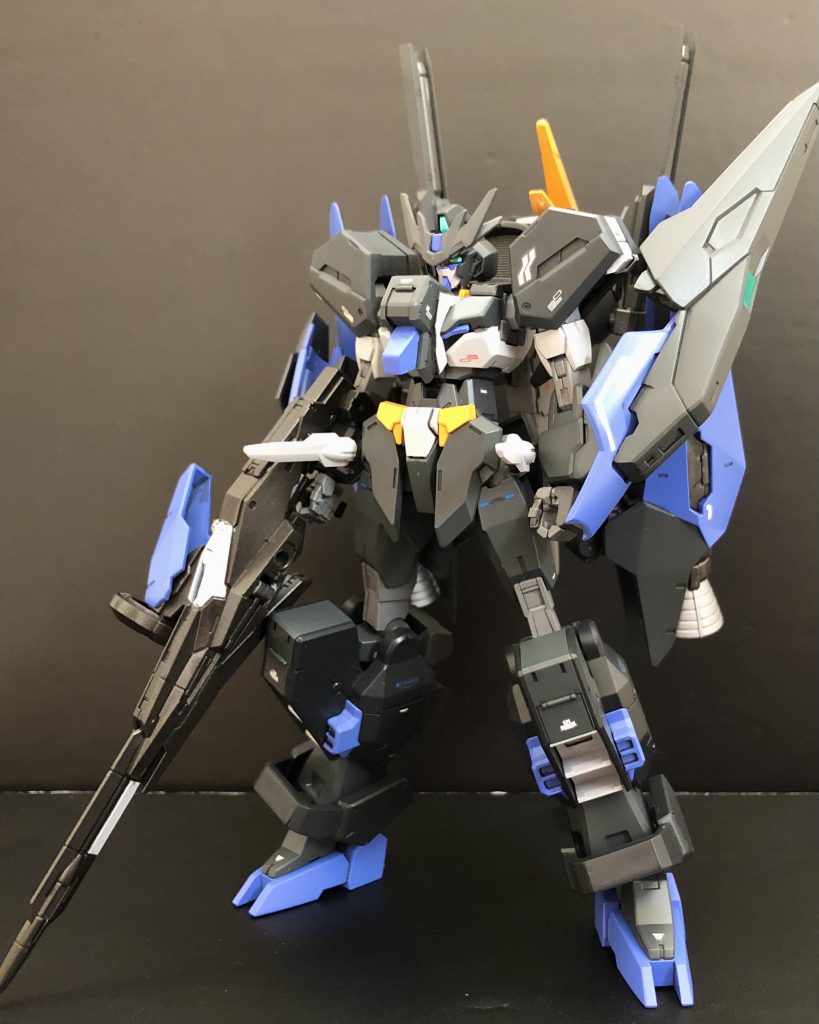 リアルモード。各部にAOZ系のパーツを使用。背部ビームカノン ハイゼンスレイⅡラー胸部 ハイゼンスレイⅡラー、ガンダムMKⅡ脚部 ヘイズルシールドはゼータ系をイメージしてミキシングごちゃごちゃパーツを付けすぎず、スマートに仕上がるようにしました。