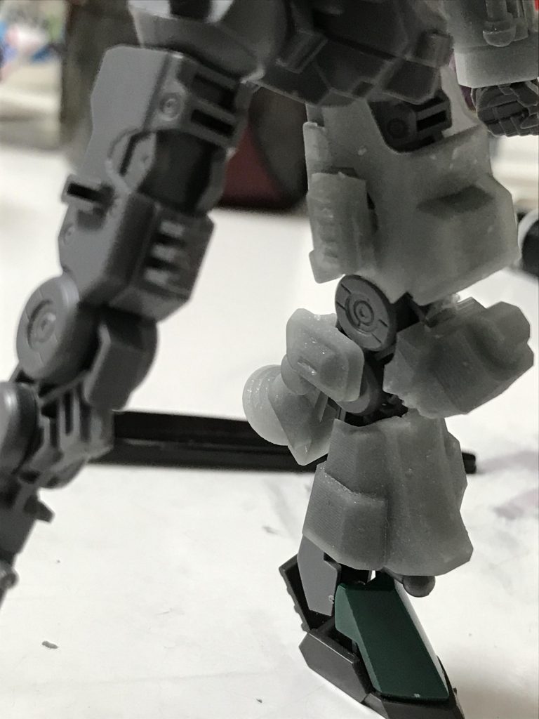 レギンレイズ脚が長いです。リックディアスはカッコいいとは言え、鉄血系と合わせるにはあまりに脚が長いです。ガンダムデザインの進化で、膝の関節が二重になったのは大きいですね。リックディアスのあのカッコいい脚の再現は無理だなと思いました。それらしいデザインと言う程度の物になりました。