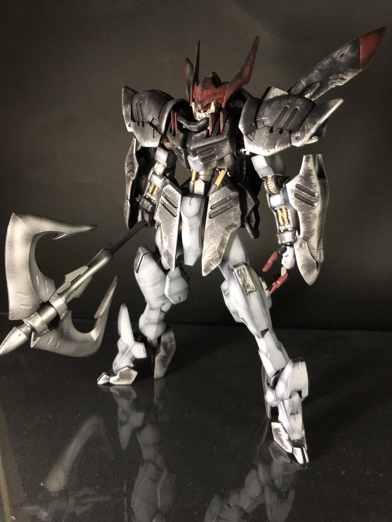 マントとパーカー脱がせるとこんな感じです。脱いでも死神感を出したかったのでとにっかくボロボロのボロに見えるように塗装ハゲ加工をこれでもかってくらいやりました。通常のグレモリー色がそこまで好きじゃなかったので一応自分好みの色にしてみました。