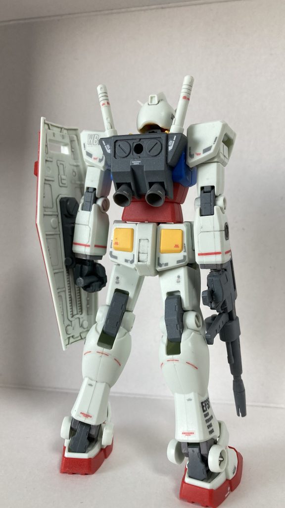 バック個人的にお尻の肉抜きを埋めたのが今回1番苦労した部分だと思います綺麗に埋められた分墨入れを失敗したのが悲しいですまたバックパックのバーニアも地味に市販のパーツに交換しています頭部後ろのメインカメラは塗装すれば良かったですね