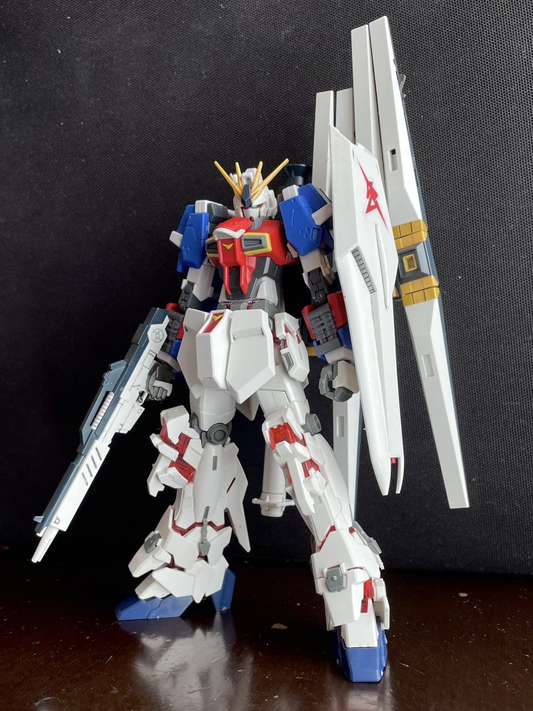 ミキシング初期。立ち姿が決まって無いですね。<成分表>頭:ユニコーン(デストロイの方)・ムーンガンダム・νガンダム角:νガンダム胴:ソードインパルス・Zガンダム腰:νガンダム・ユニコーン肩/腕:ライトニングZガンダム脚:ユニコーン・νガンダム武器/バックパック:νガンダム