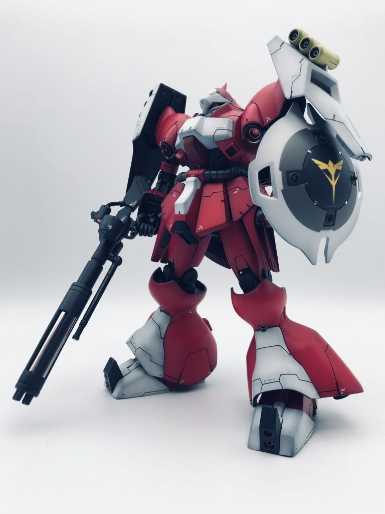 白は調色した光沢ダークグレーを下地にニュートラルホワイト、黄色は光沢黒を下地にクリームイエローを塗装し、クリアーイエローを吹きました。関節、武器は光沢黒の下地にファントムグレーです。