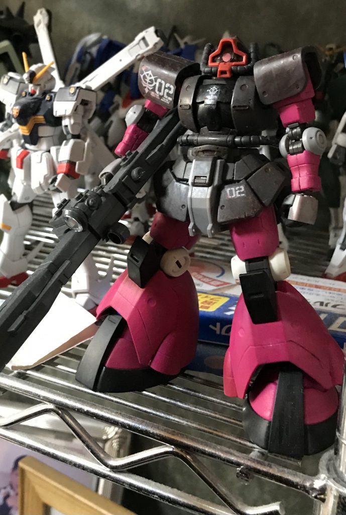 プロトタイプドム。シアン部分と脚部を筆塗り。マーカー拭き取りで汚そうとした痕跡有り