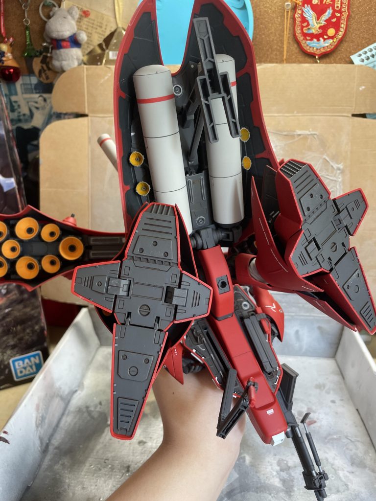 下から。スカートアーマーの裏などにシルバーで細部塗装してみました。色分けされていないバーニアの内側も塗装しています。