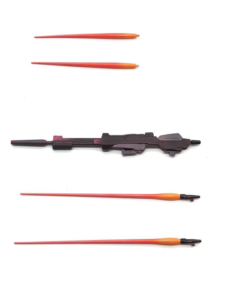 ビームライフルも蛍光ピンクを下地に塗装。ビームサーベルは刀身を蛍光レッド、鍔部付近を蛍光オレンジで塗りました。