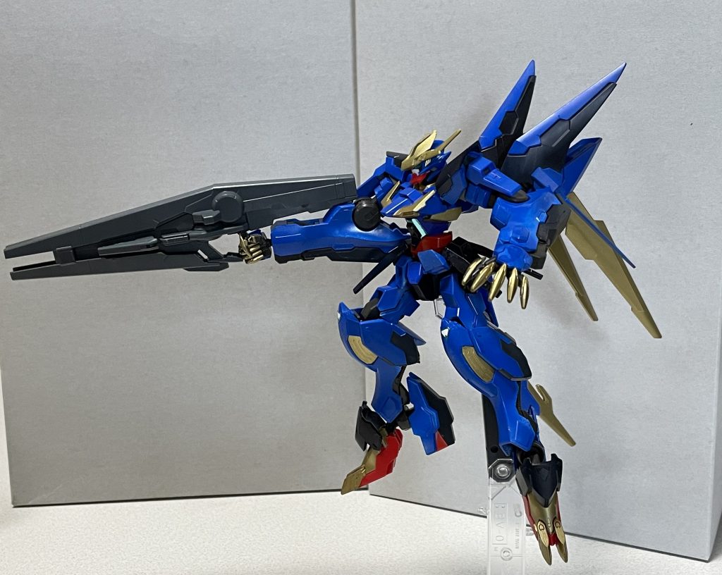 バルバトスといえば大型武器でしょ、ってことでダイダルバズーカ。流石軽々しく持ってくれます。