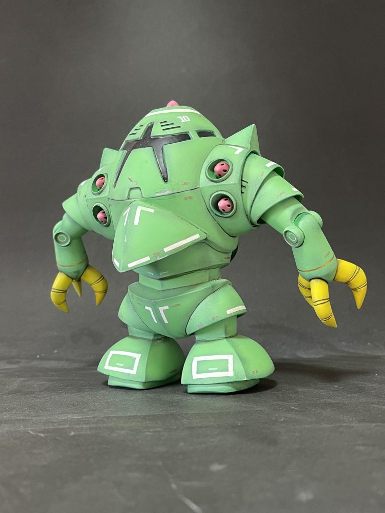 このキット前後はありません。立派な両面キットです(笑)強いて言うならばモノアイがある方が前です。(当たり前w)