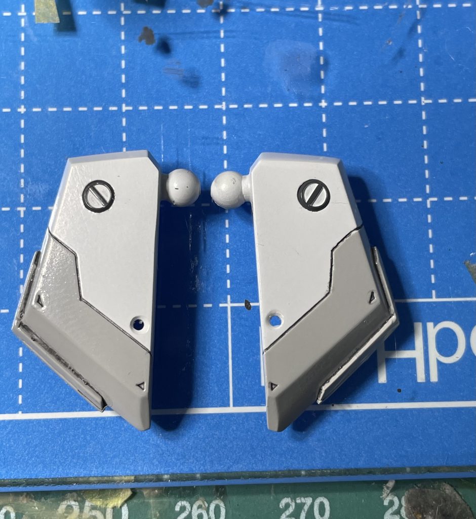 筋彫りやプラ板によるディテールアップはこれまでほとんどしてきませんでしたが、今回は苦手な分野の克服を目指して取り組む事に。制作時間は大幅に伸び、リテイクも何度もしました。精進あるのみですね。