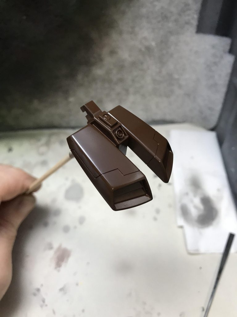 今回は下地にサフを使用してません。本体色の下地はブラウンに黒を混ぜたこげ茶です。ちなみに光沢です。見た目、チョコレートです。